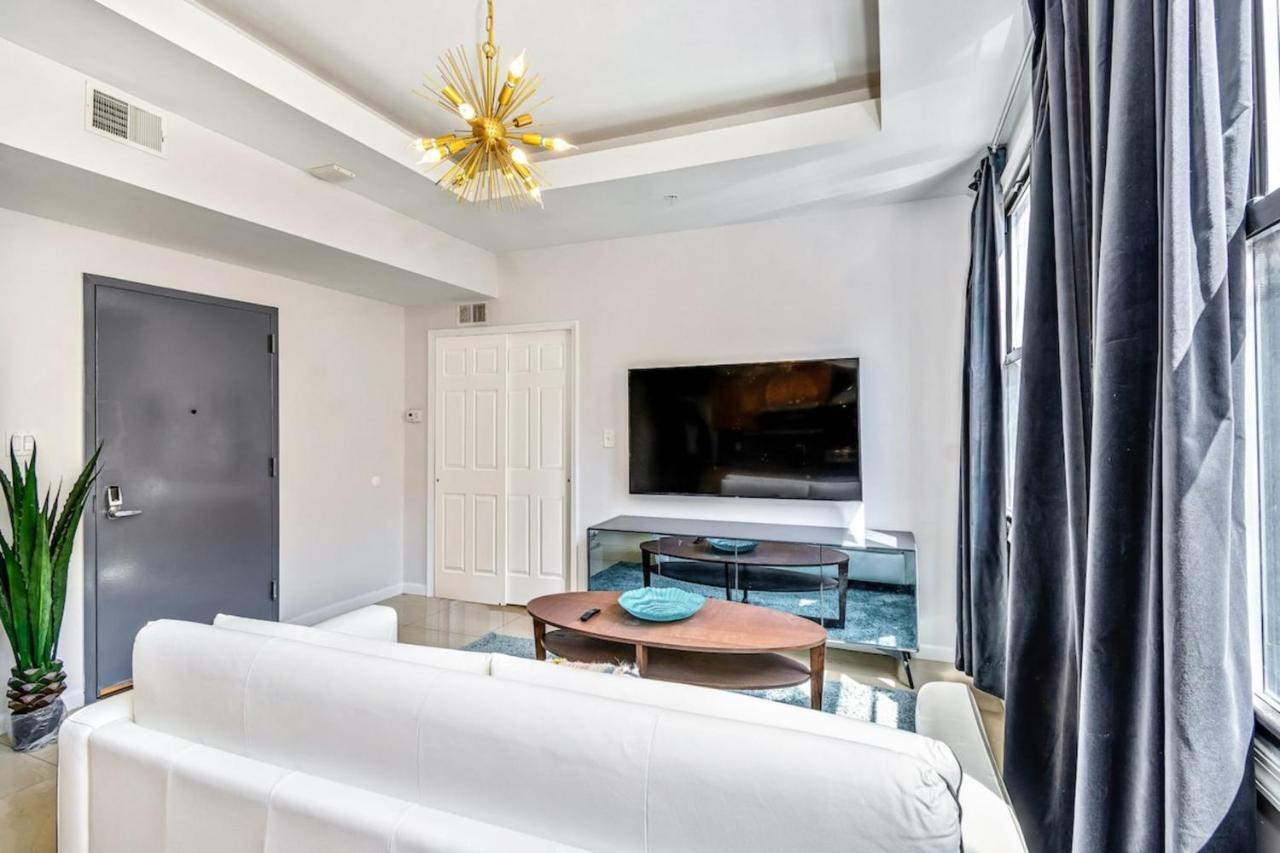 Classic Modern With A Splash Of Glam 2bd Apt Apartment *