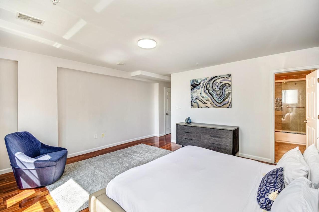 Classic Modern With A Splash Of Glam 2bd Apt Apartment *